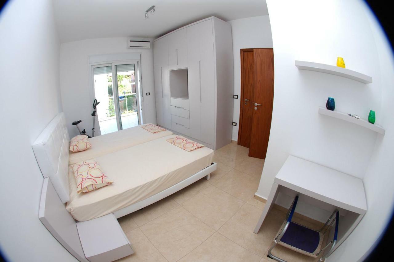 Azzura Flats Appartamento Sarandë Esterno foto